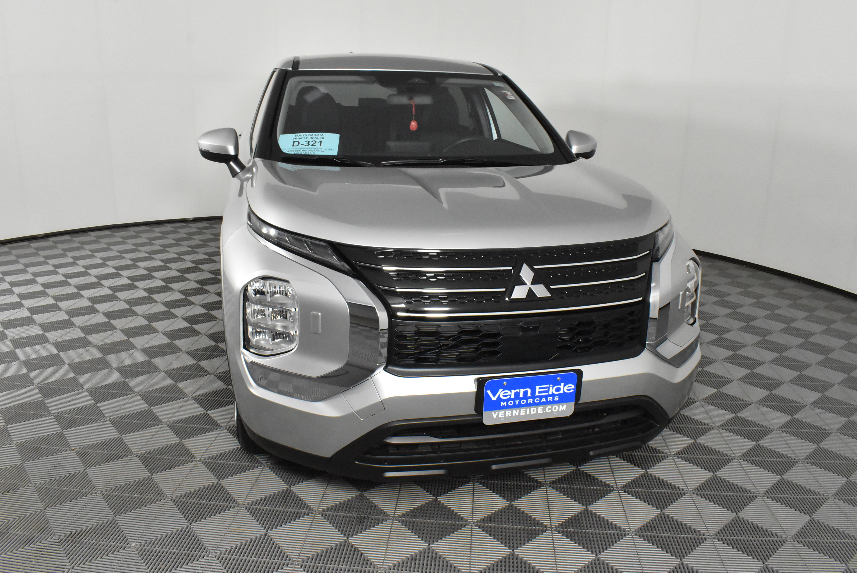 Used 2024 Mitsubishi Outlander ES image 3