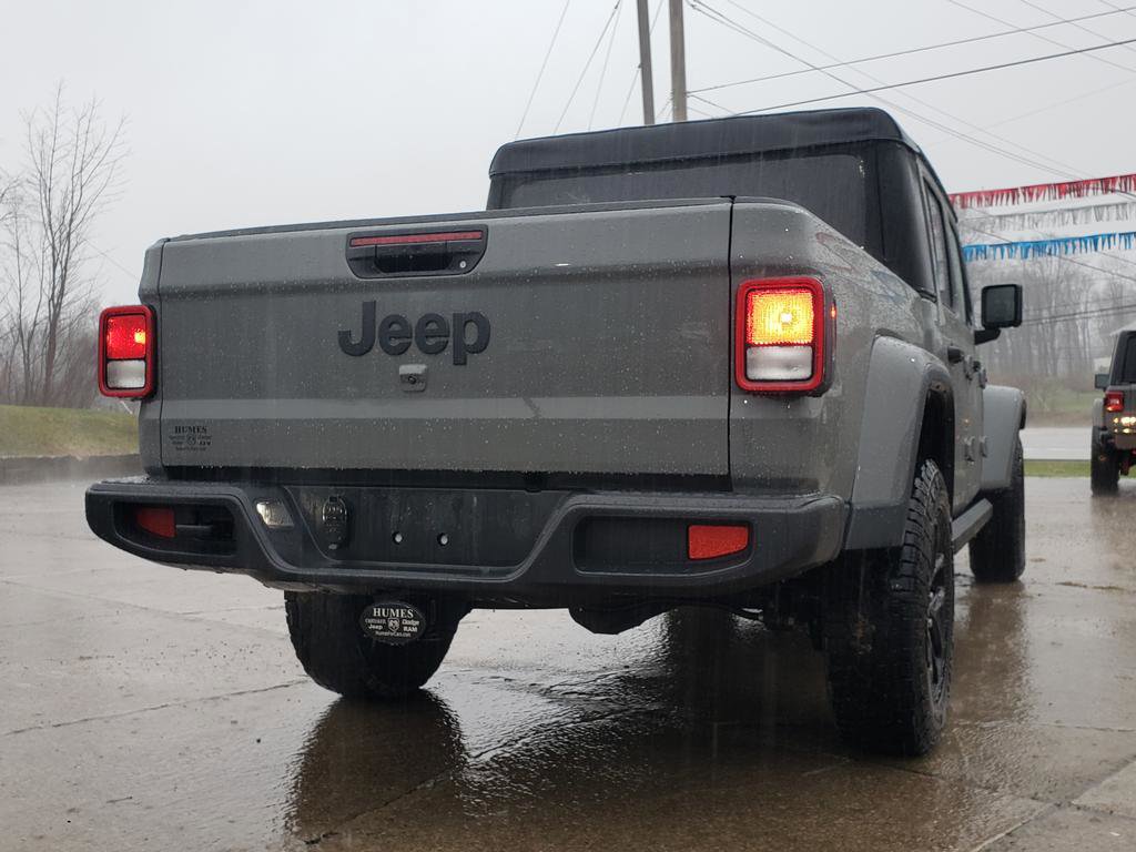 Used 2023 Jeep Gladiator Sport image 3