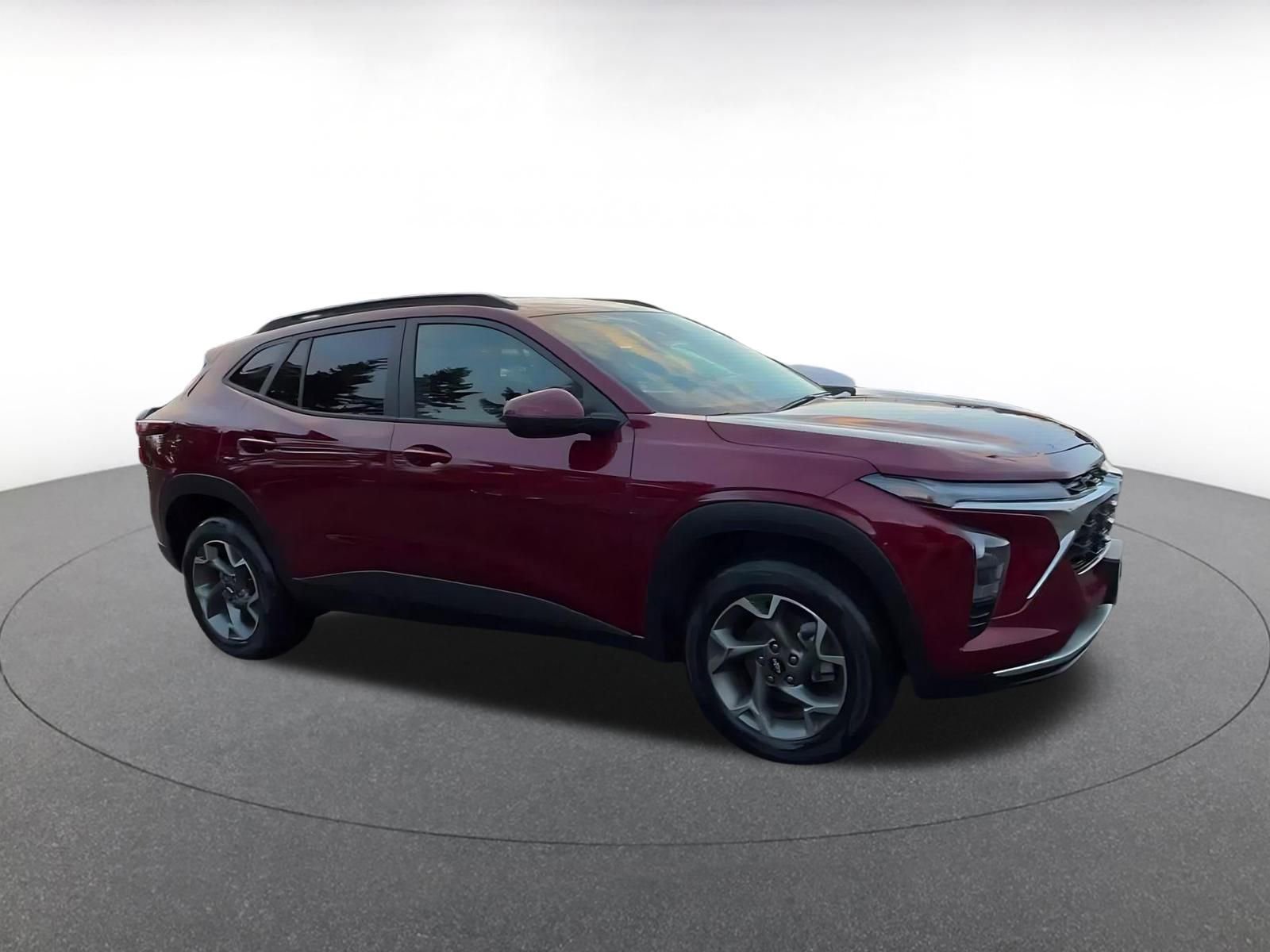 Used 2025 Chevrolet Trax LT FWD image 2