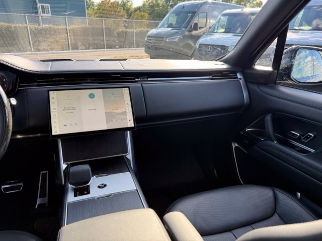 Used 2025 Land Rover Range Rover Long Wheelbase SE AWD/4WD image 13