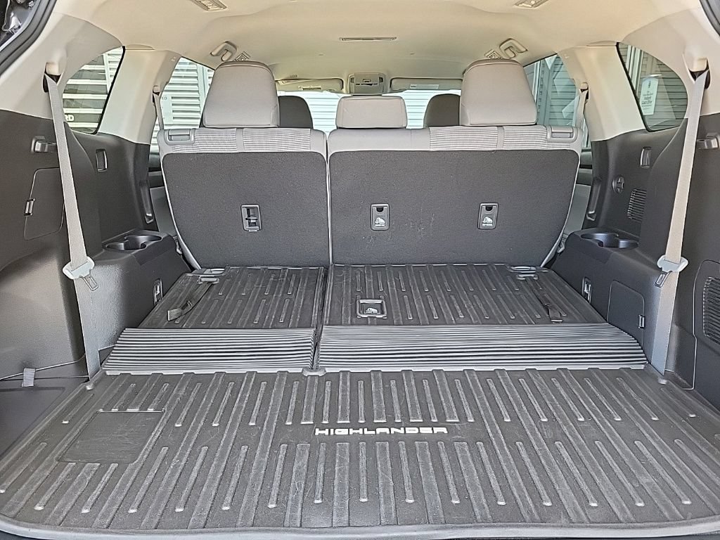 Used 2022 Toyota Highlander LE AWD/4WD image 18