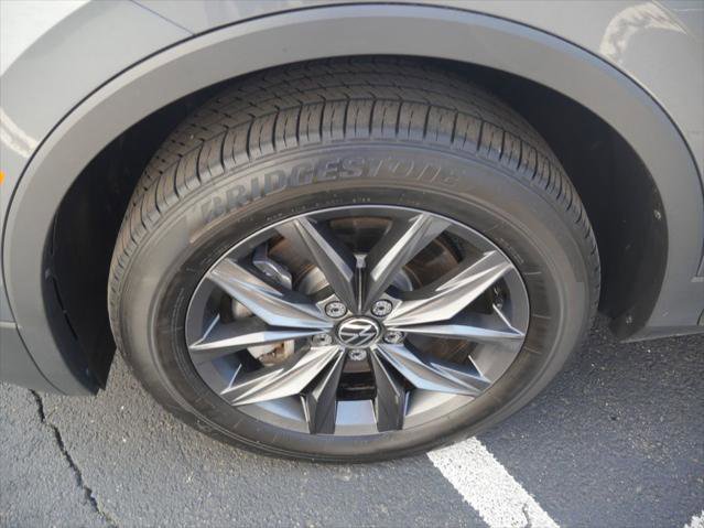 Used 2023 Volkswagen Tiguan SE w/ Panoramic Sunroof Package AWD/4WD image 13