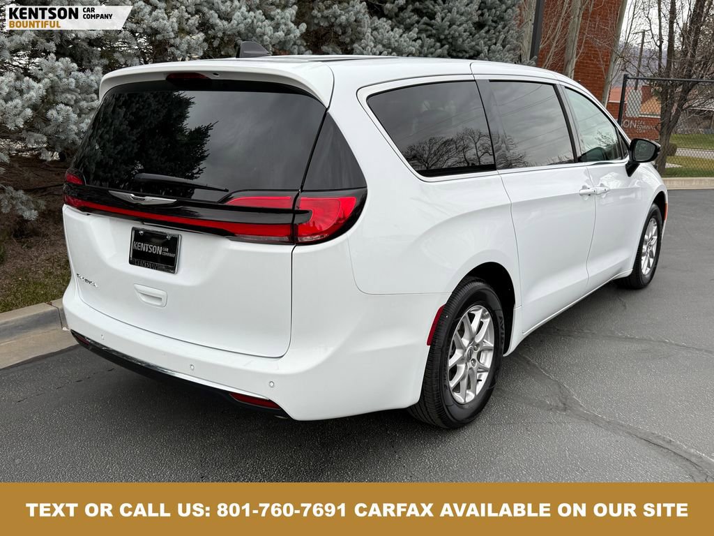 Used 2024 Chrysler Pacifica Touring-L image 8