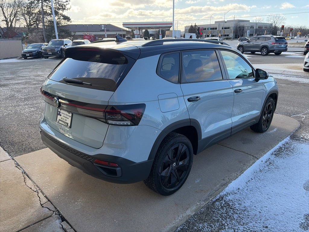 Certified 2025 Volkswagen Taos SE image 9