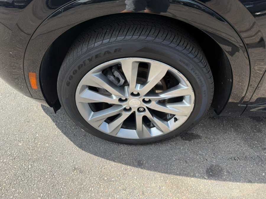 Used 2021 Buick Envision Avenir w/ Technology Package II image 3