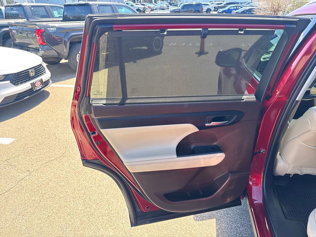 Used 2022 Toyota Highlander XLE AWD/4WD image 42