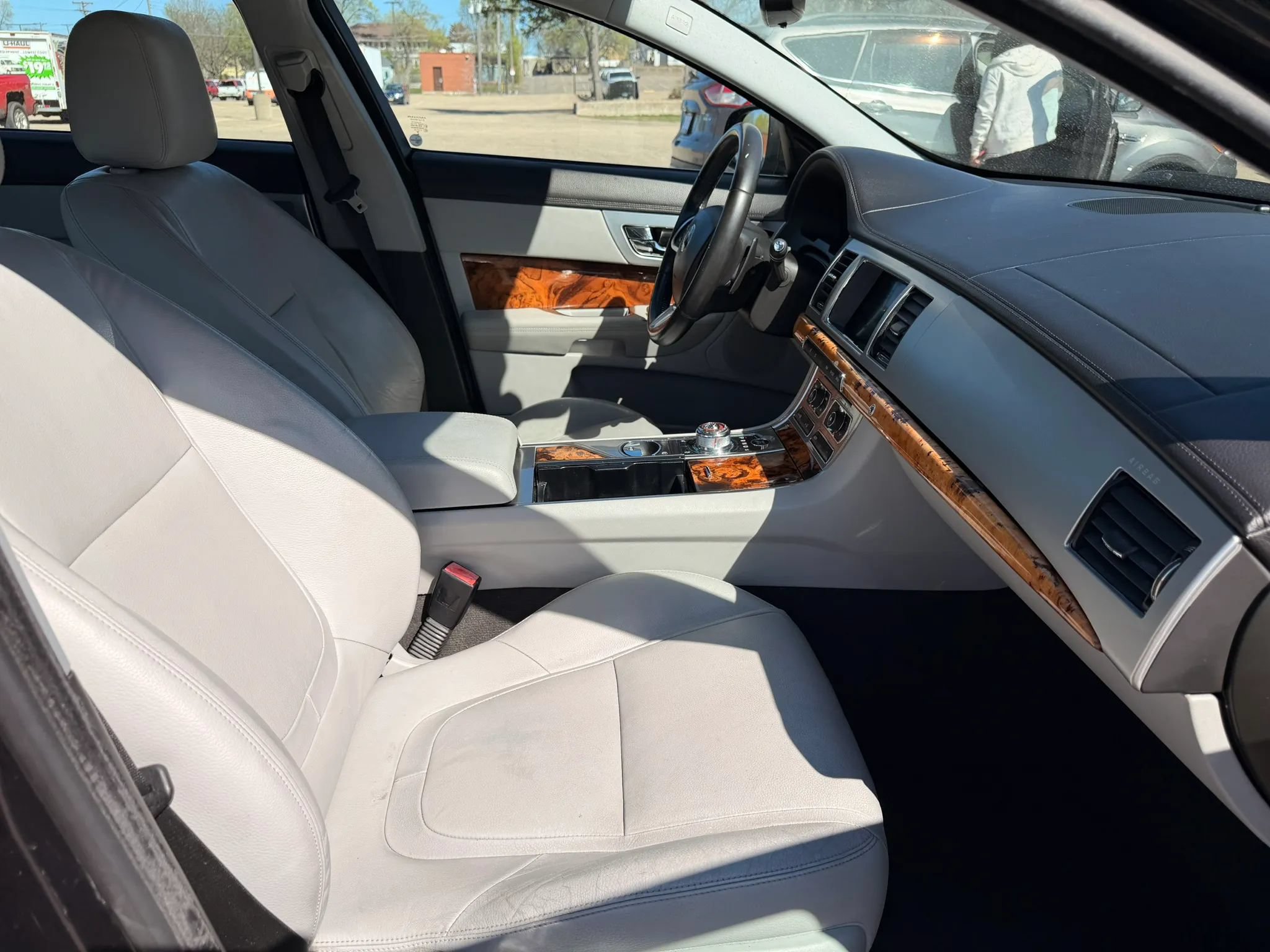 Used 2015 Jaguar XF Premium RWD image 19