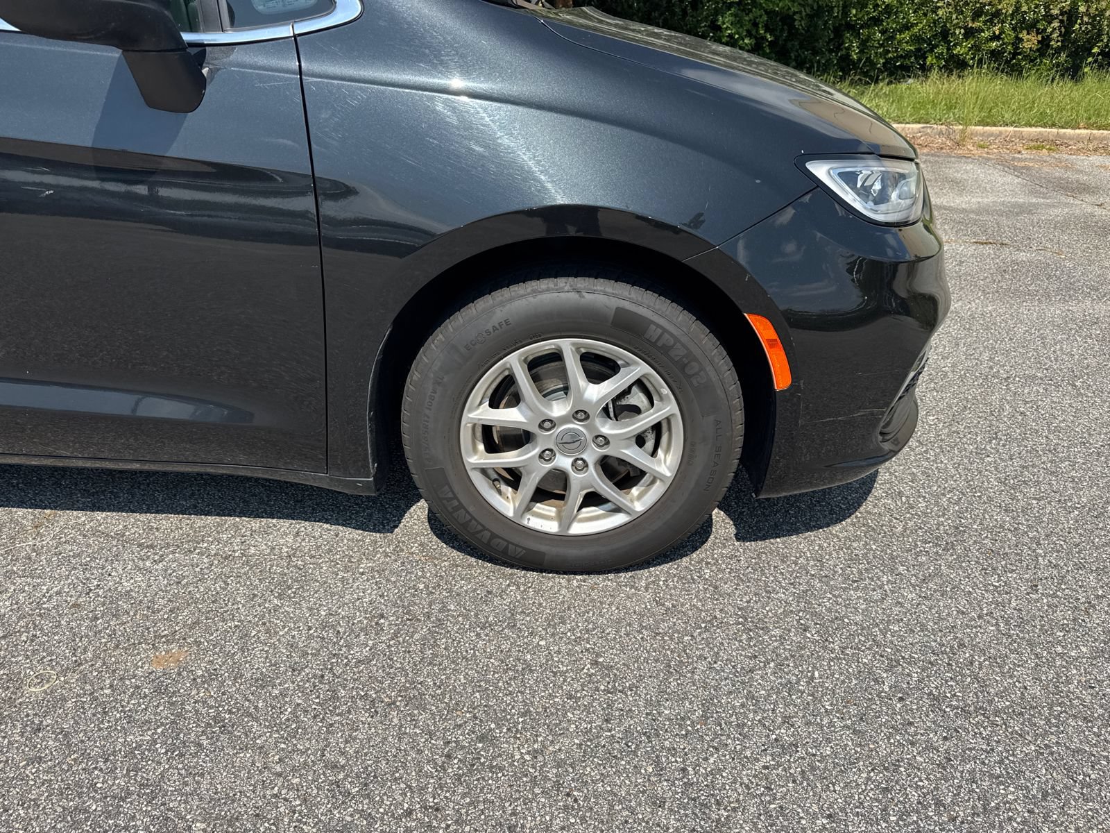 Used 2023 Chrysler Pacifica Touring-L FWD image 12