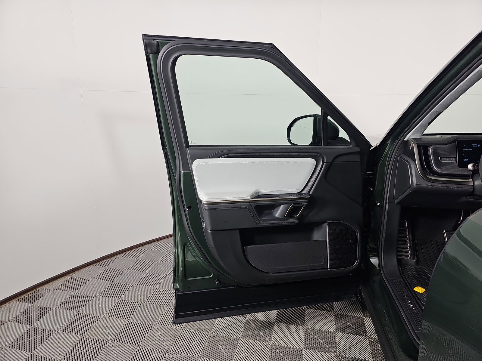 Used 2023 Rivian R1S Adventure AWD/4WD image 16