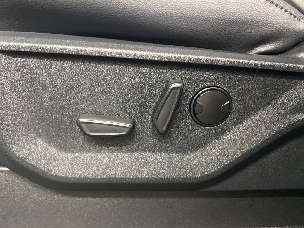 New 2026 Ford F250 Lariat w/ Black Appearance Package image 31