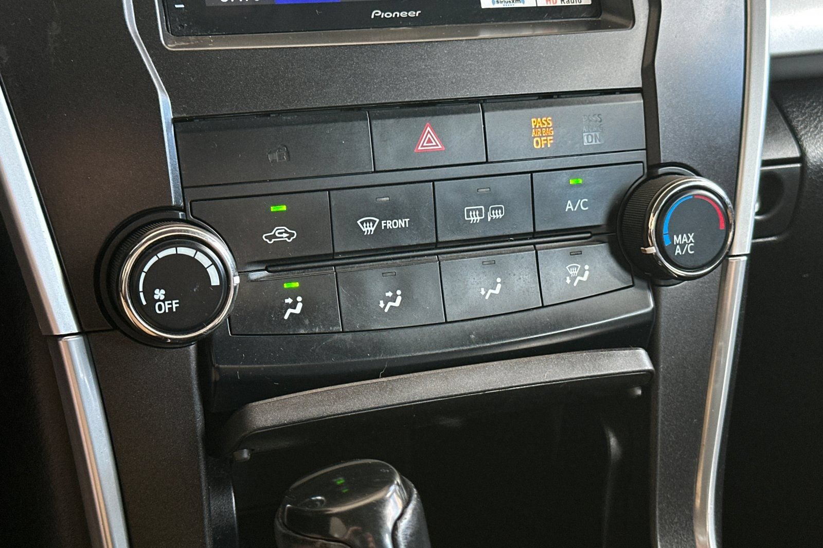 Used 2015 Toyota Camry SE w/ Moonroof Package FWD image 18