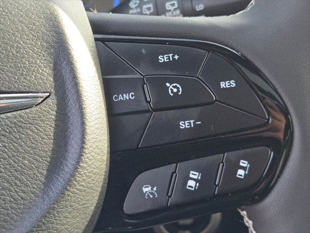 Certified 2025 Chrysler Pacifica Premium image 32