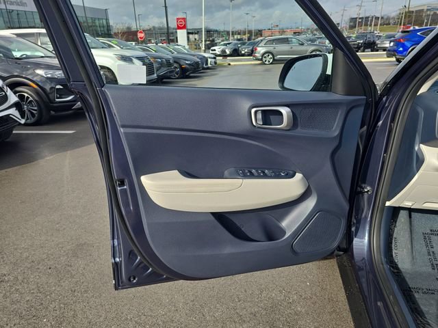 Used 2025 Hyundai Venue Limited image 13