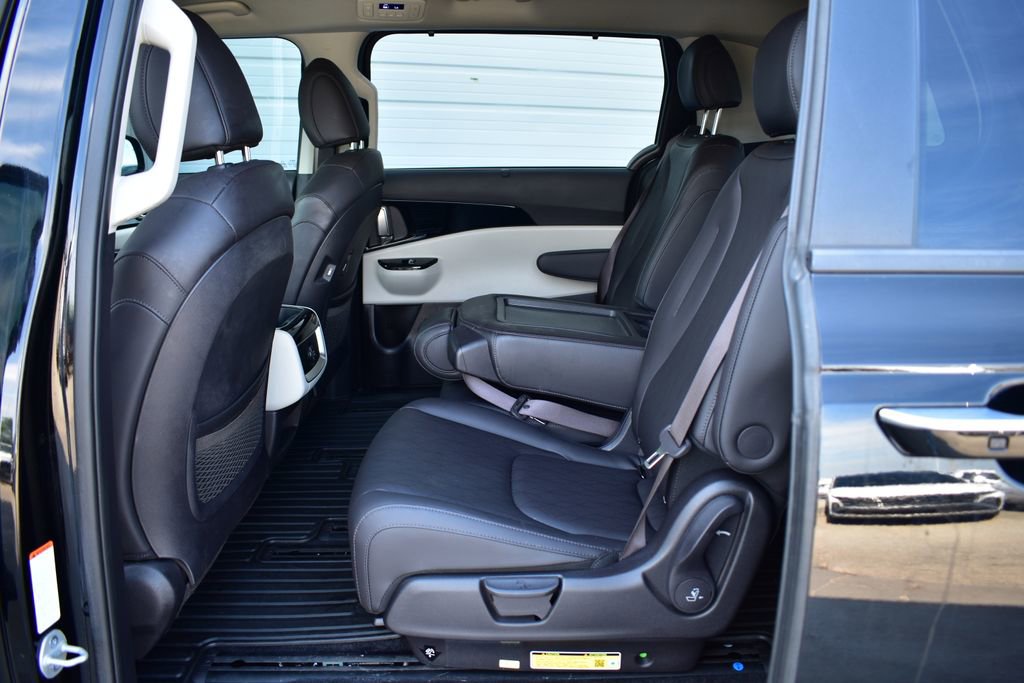 Used 2024 Kia Carnival EX FWD image 18