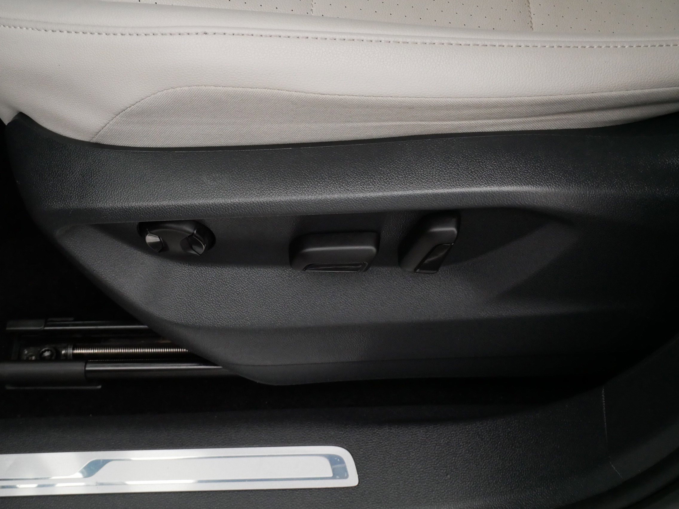 Used 2021 Volkswagen Tiguan SE R-Line image 20