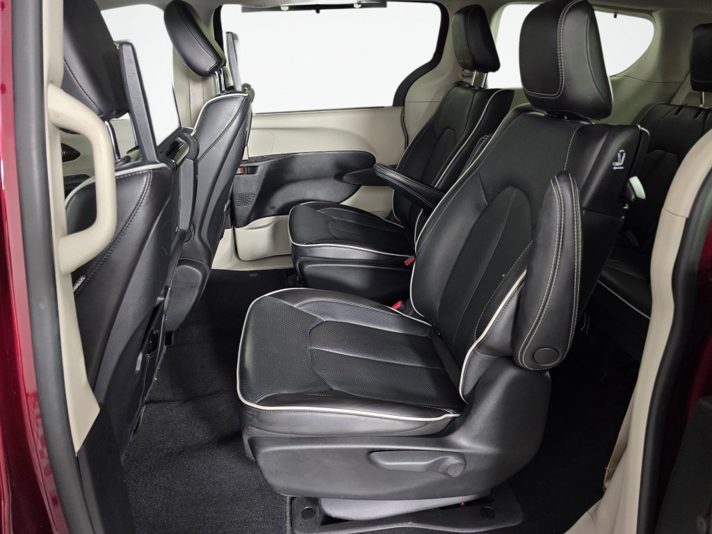 Used 2022 Chrysler Pacifica Limited w/ Uconnect Theater Family Group FWD image 42
