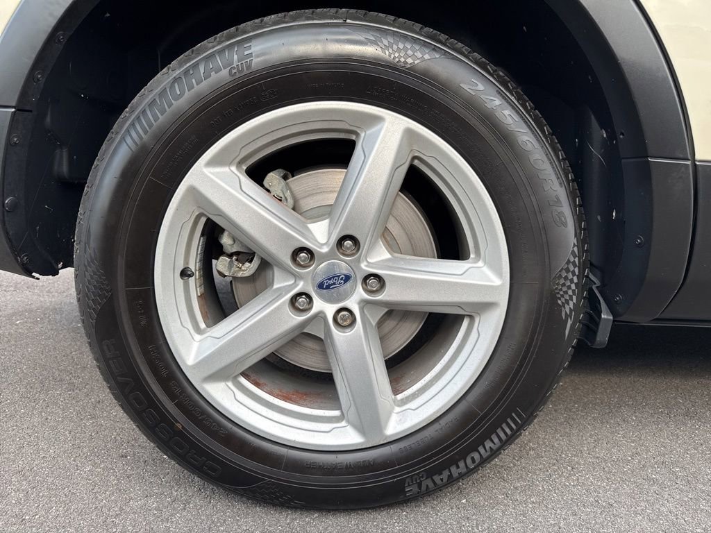 Used 2018 Ford Explorer XLT w/ Equipment Group 202A FWD image 14