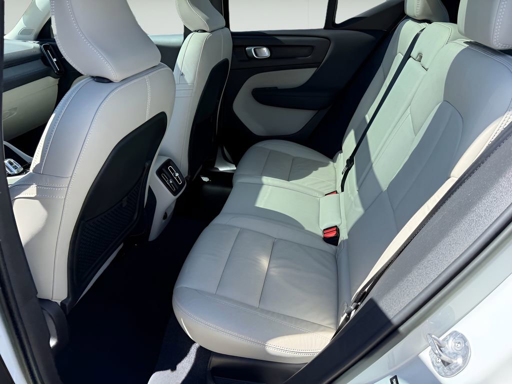 Used 2023 Volvo XC40 B4 Ultimate image 11