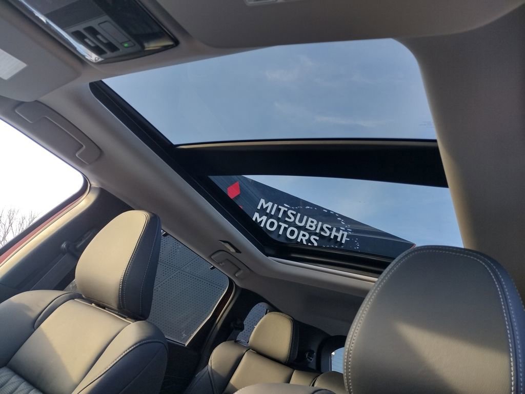 New 2026 Mitsubishi Outlander SEL image 3