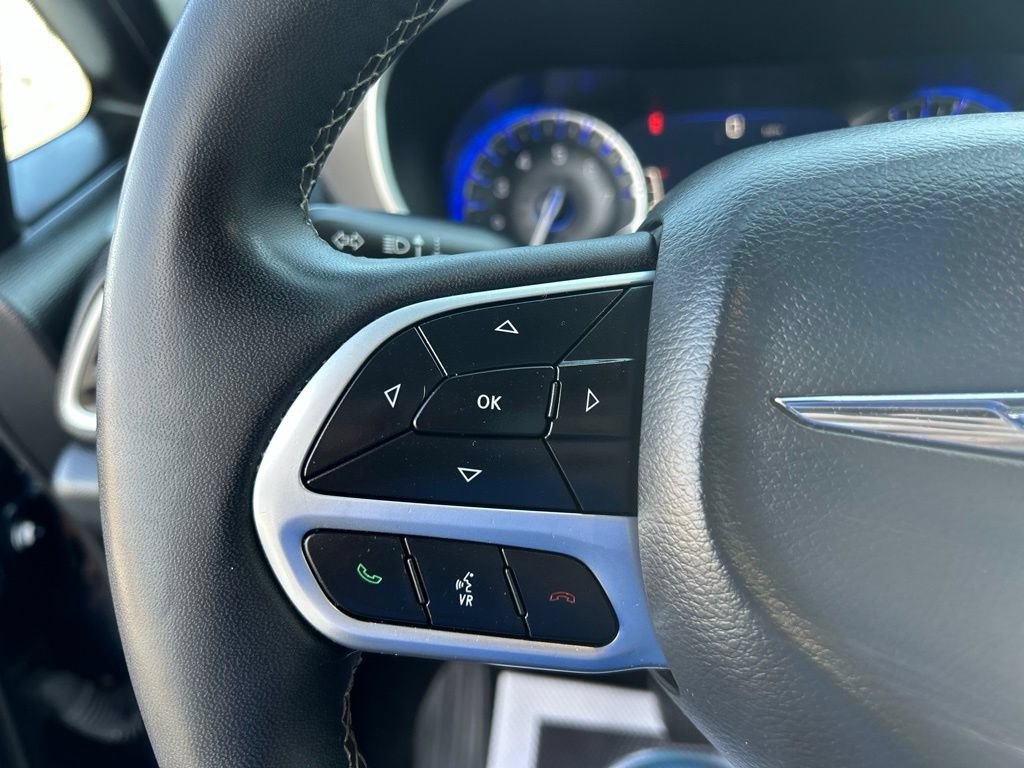 Used 2025 Chrysler Pacifica Select FWD image 19