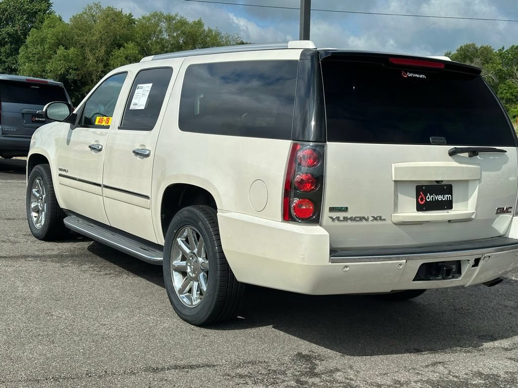 Used 2011 GMC Yukon XL Denali RWD image 7