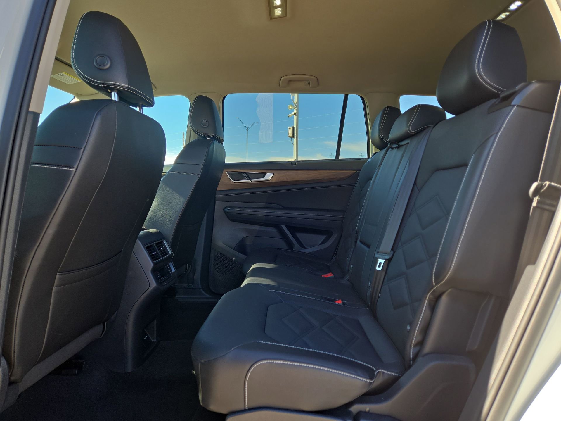 Used 2025 Volkswagen Atlas SE image 13