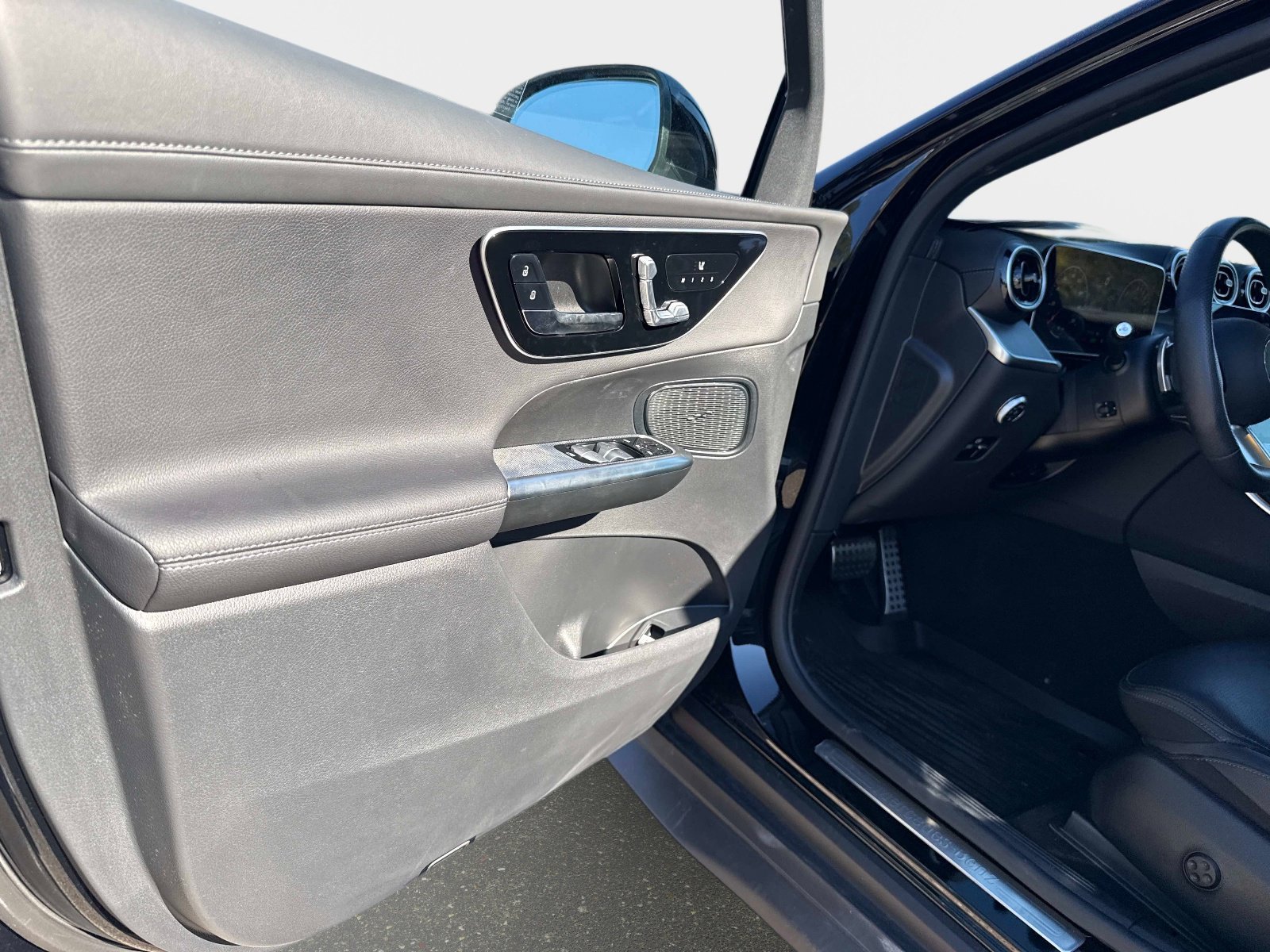 Used 2025 Mercedes-Benz GLC 350e 4MATIC image 19