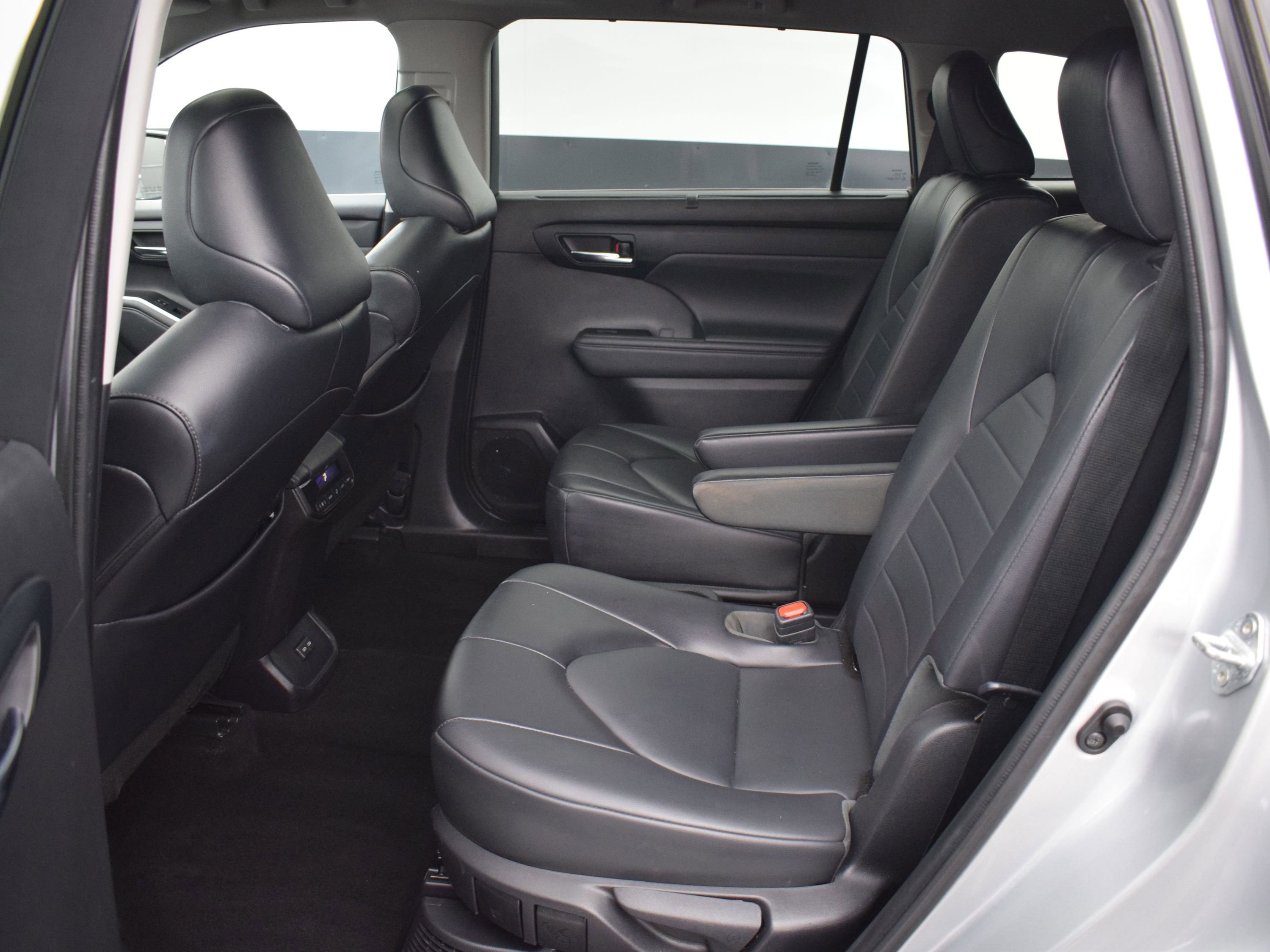 Used 2022 Toyota Highlander XLE AWD/4WD image 15