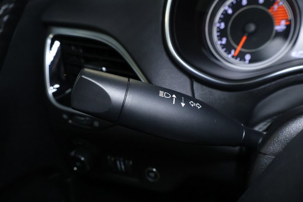 Used 2019 Jeep Cherokee Limited image 25