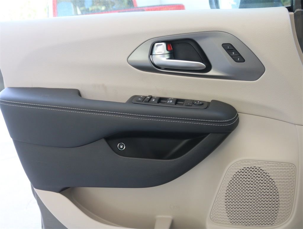 Used 2023 Chrysler Pacifica Touring-L image 19