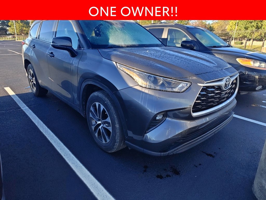 Used 2023 Toyota Highlander XLE FWD image 3