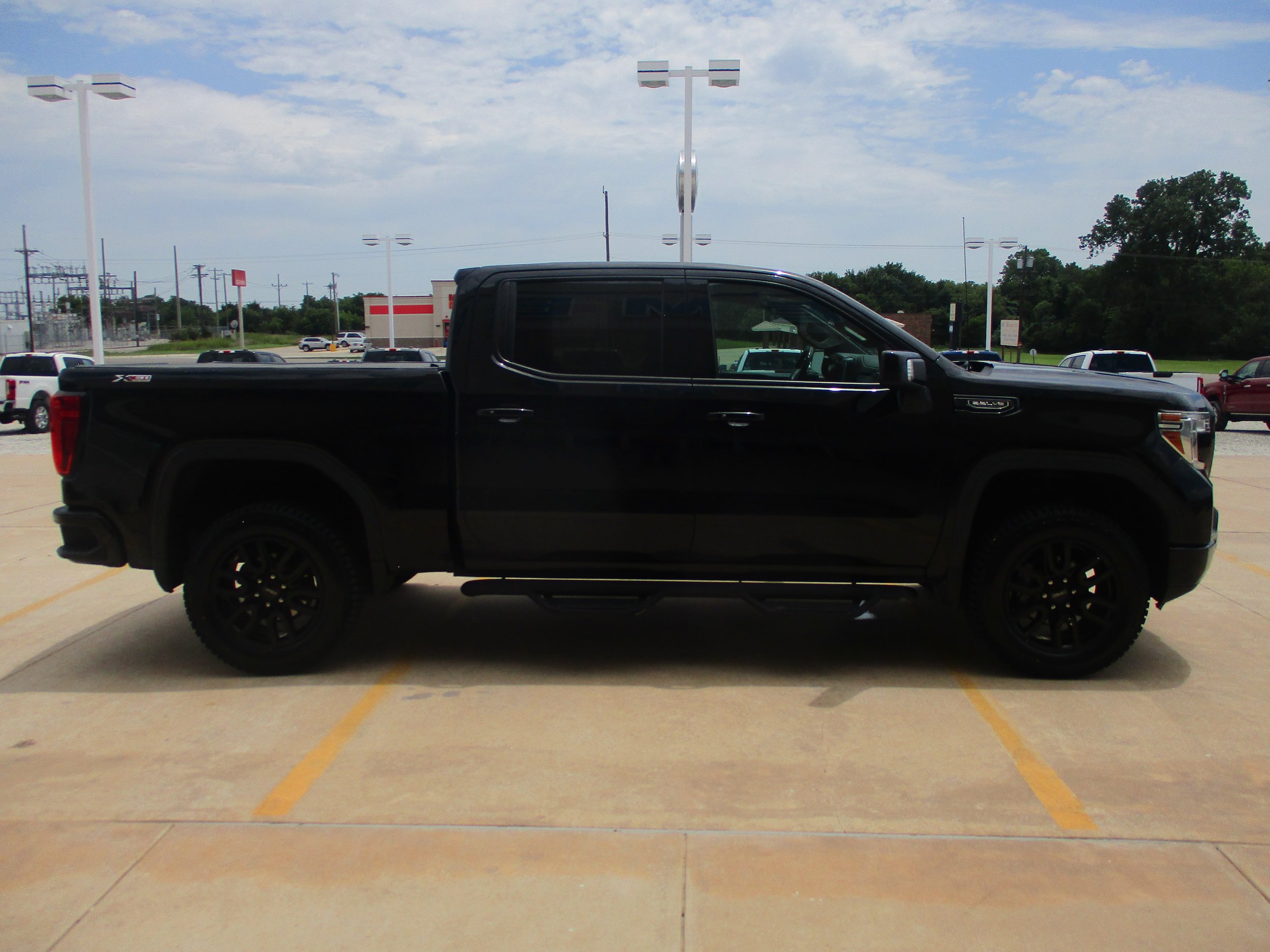 Used 2020 GMC Sierra 1500 Elevation w/ Elevation Value Package AWD/4WD image 9