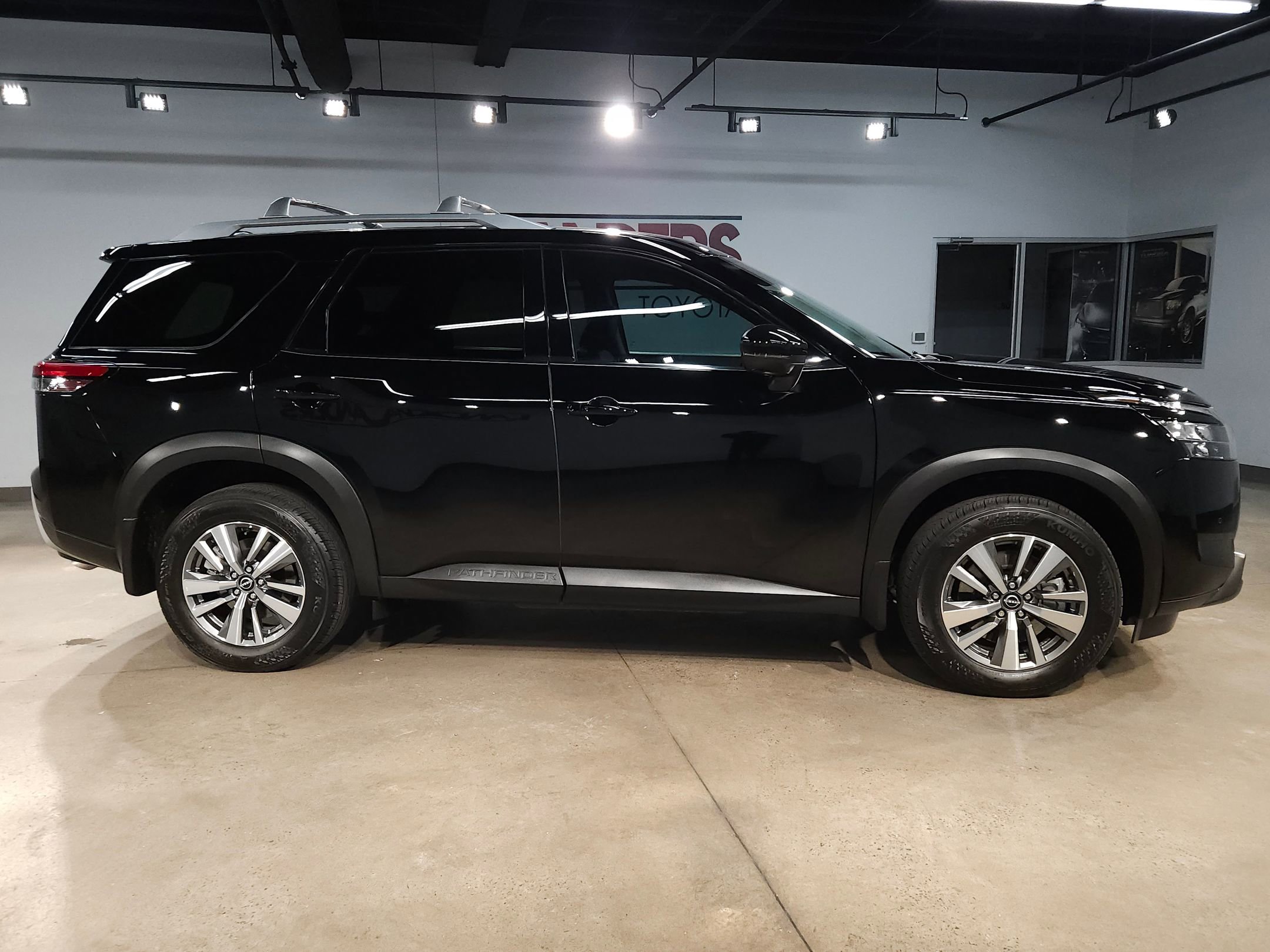 Used 2025 Nissan Pathfinder SL w/ Cargo Package image 8