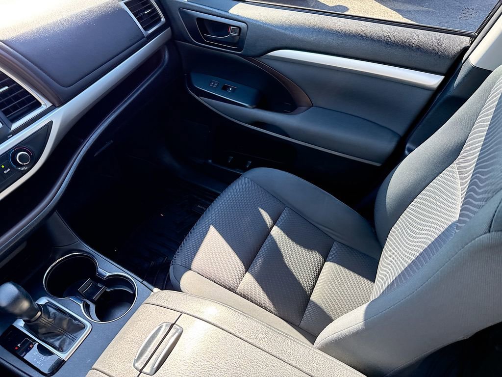 Used 2019 Toyota Highlander LE image 21