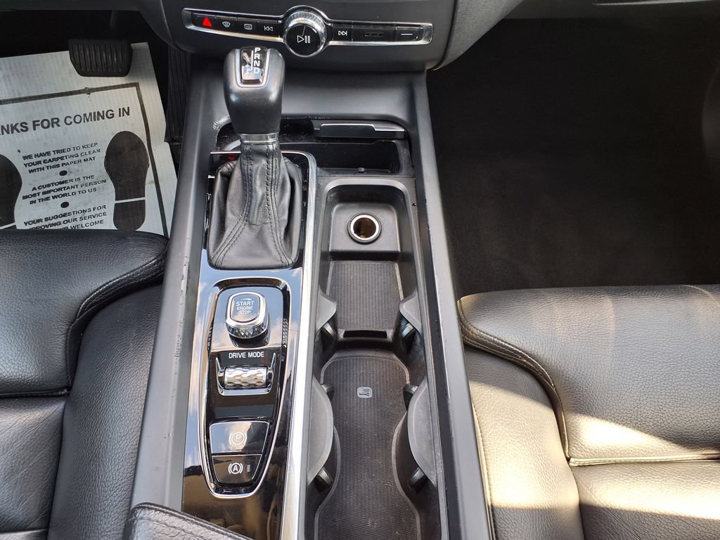Used 2019 Volvo XC60 T5 Momentum w/ Multimedia Package AWD/4WD image 31