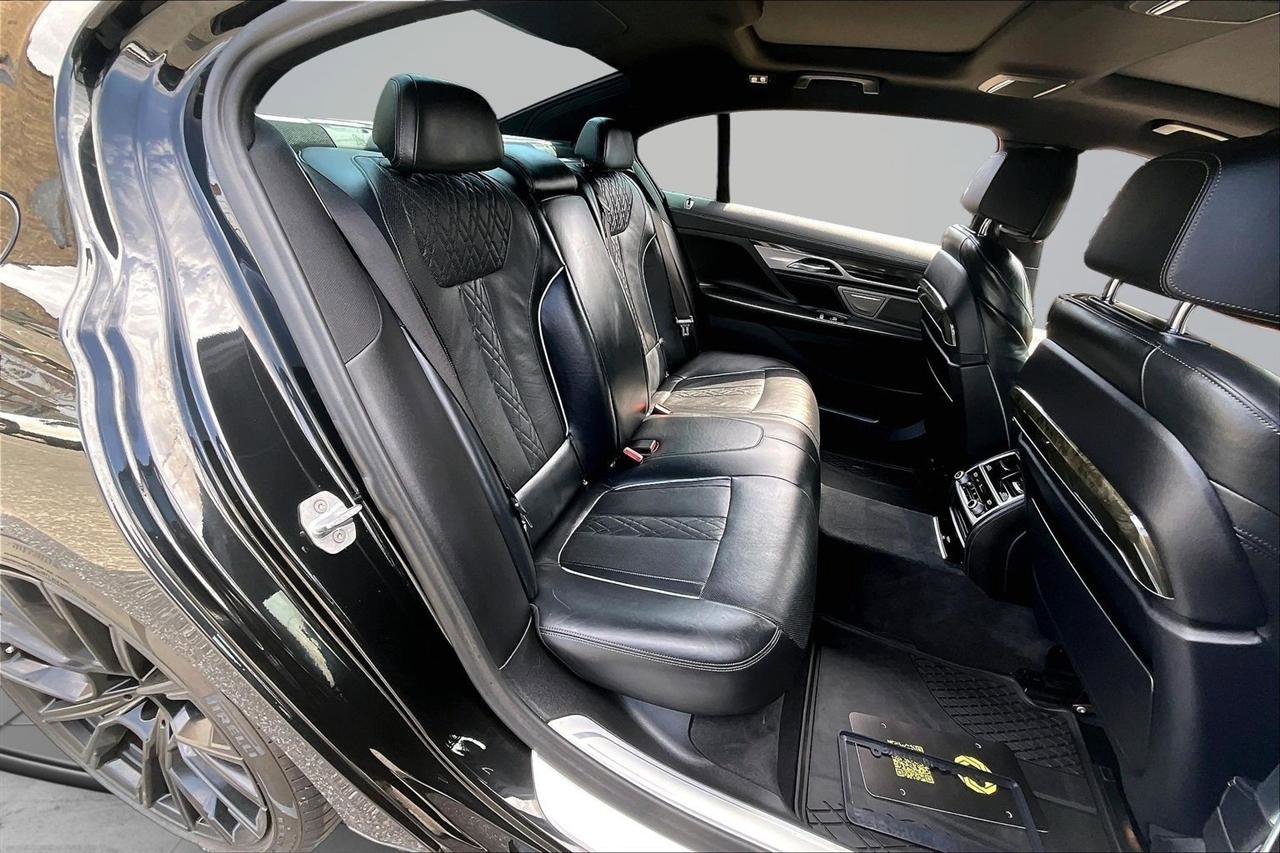 Used 2020 BMW 750i xDrive w/ M Sport Package image 25