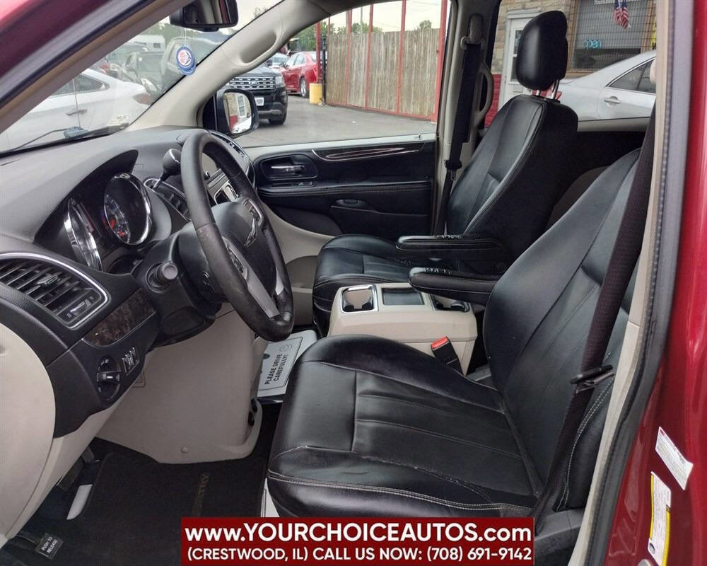Used 2015 Chrysler Town & Country Touring image 15