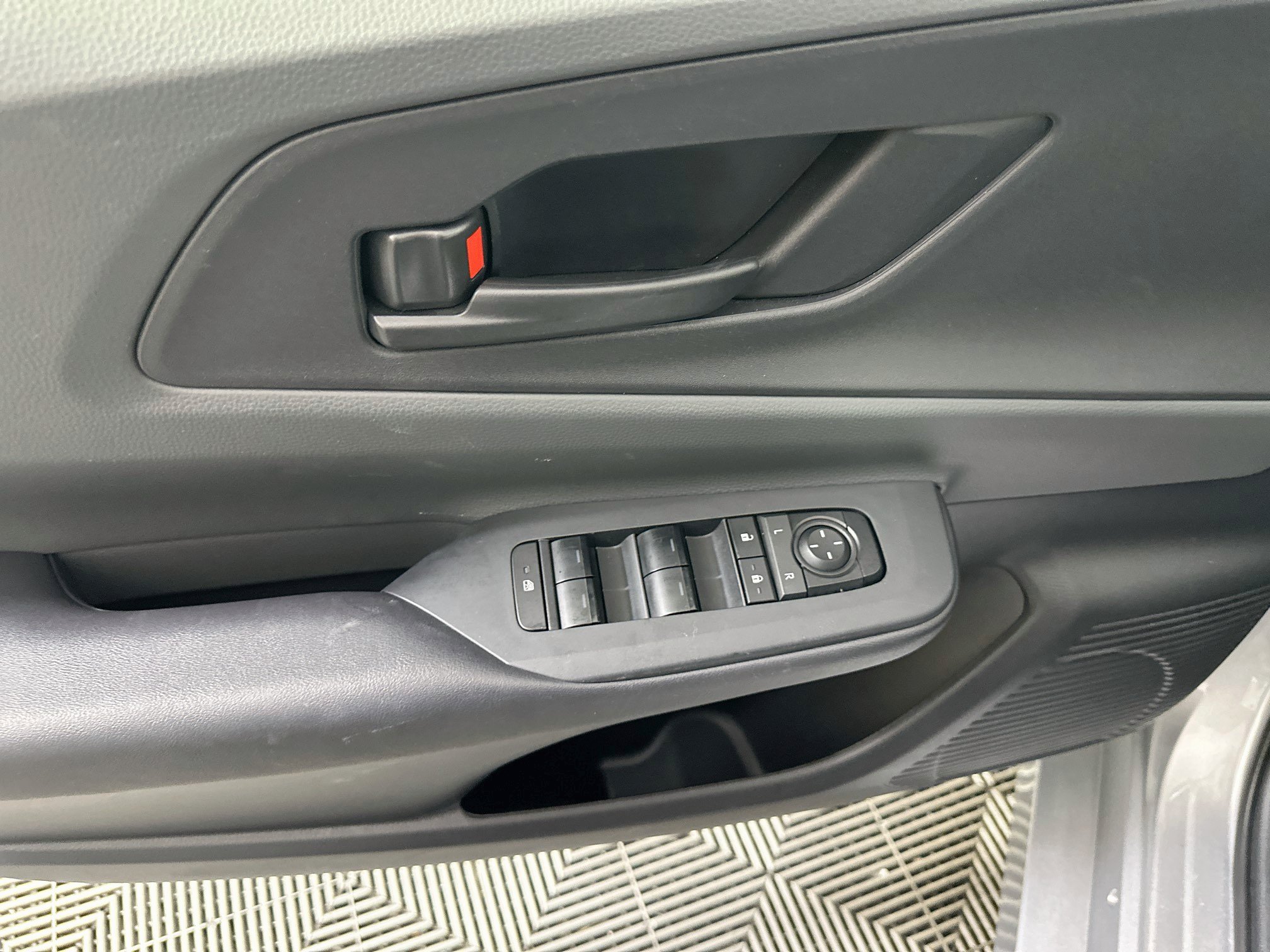 Used 2025 Toyota Prius LE FWD image 15