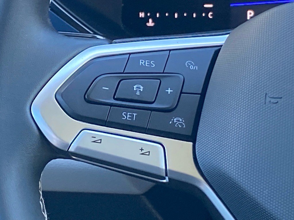 Used 2022 Volkswagen Taos SE w/ Panoramic Sunroof Package image 6