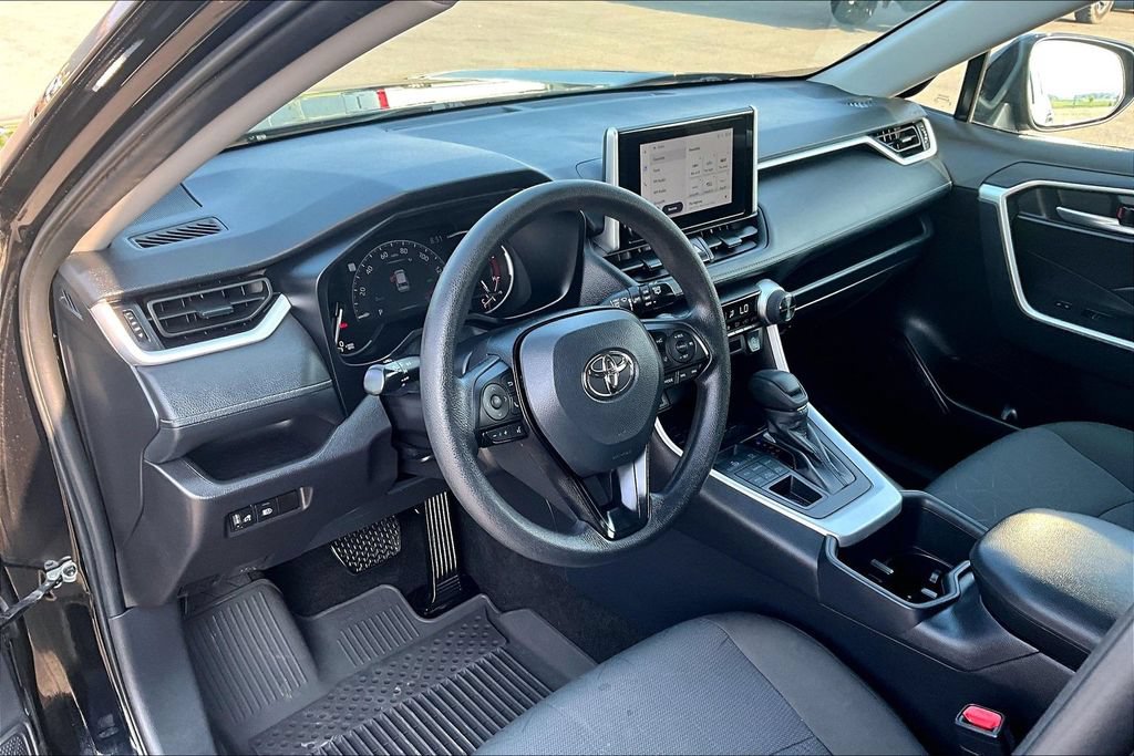 Used 2025 Toyota RAV4 XLE AWD/4WD image 14