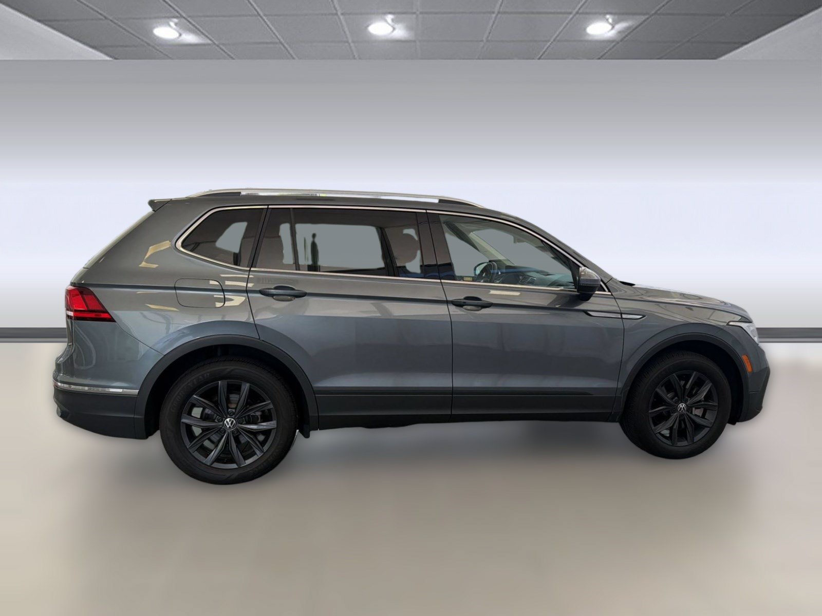 Certified 2024 Volkswagen Tiguan SE w/ Panoramic Sunroof Package FWD image 8