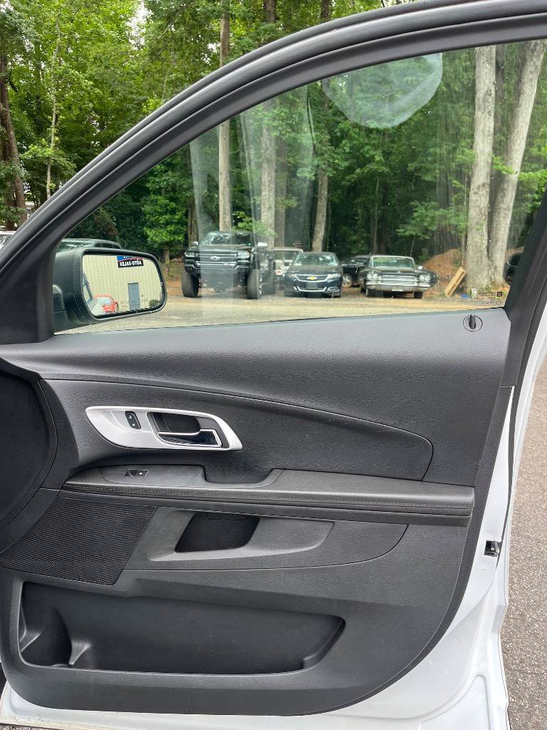 Used 2017 Chevrolet Equinox LS FWD image 32