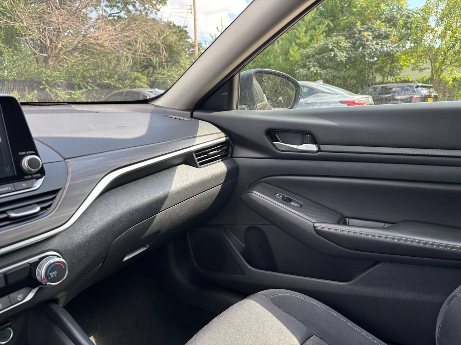 Used 2025 Nissan Altima 2.5 SV FWD image 34