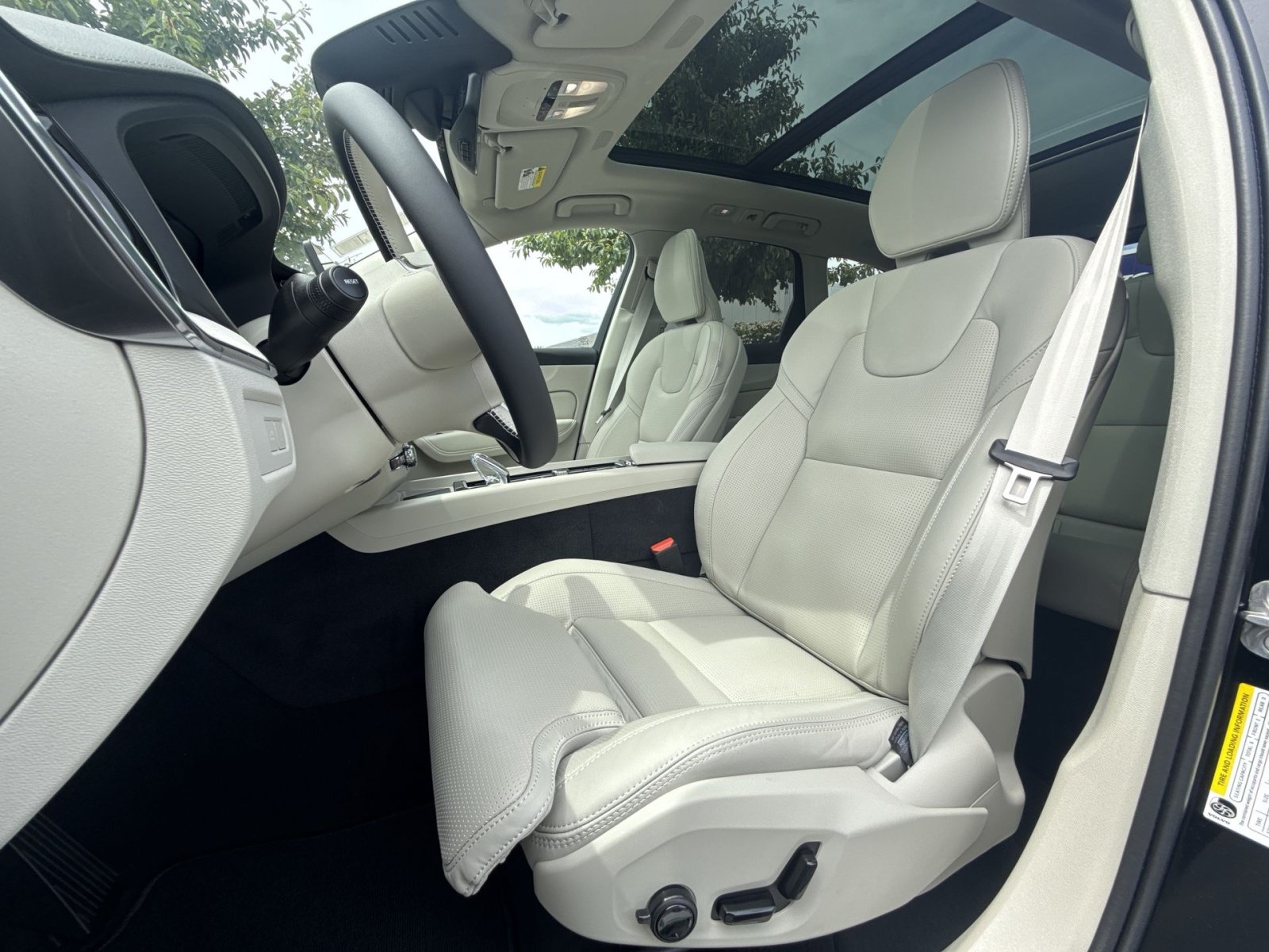 New 2026 Volvo XC60 T8 Ultra w/ Protection Package Premier AWD/4WD image 13