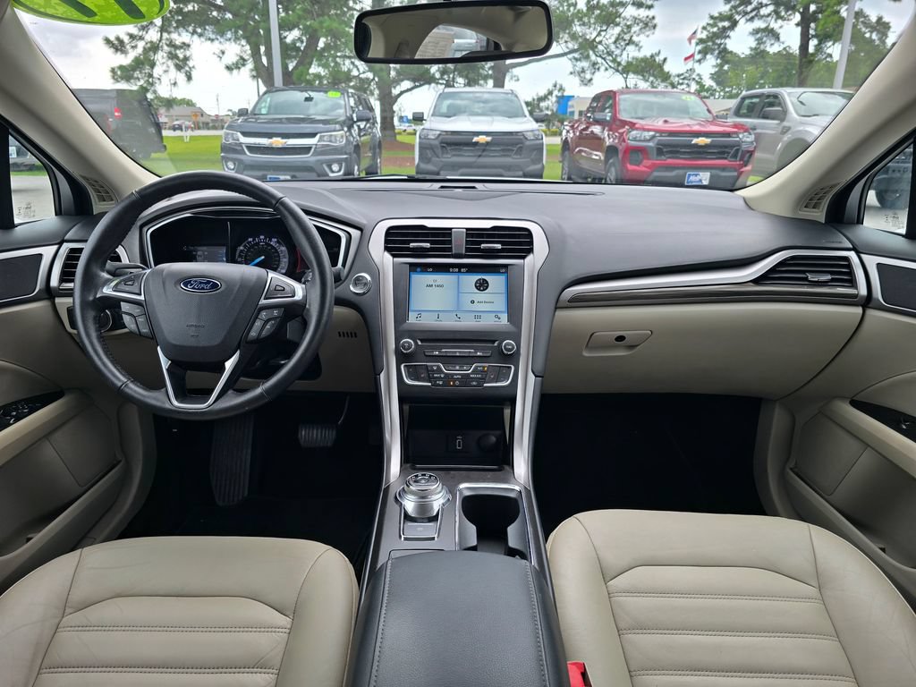 Used 2017 Ford Fusion SE w/ Fusion SE Technology Package FWD image 12