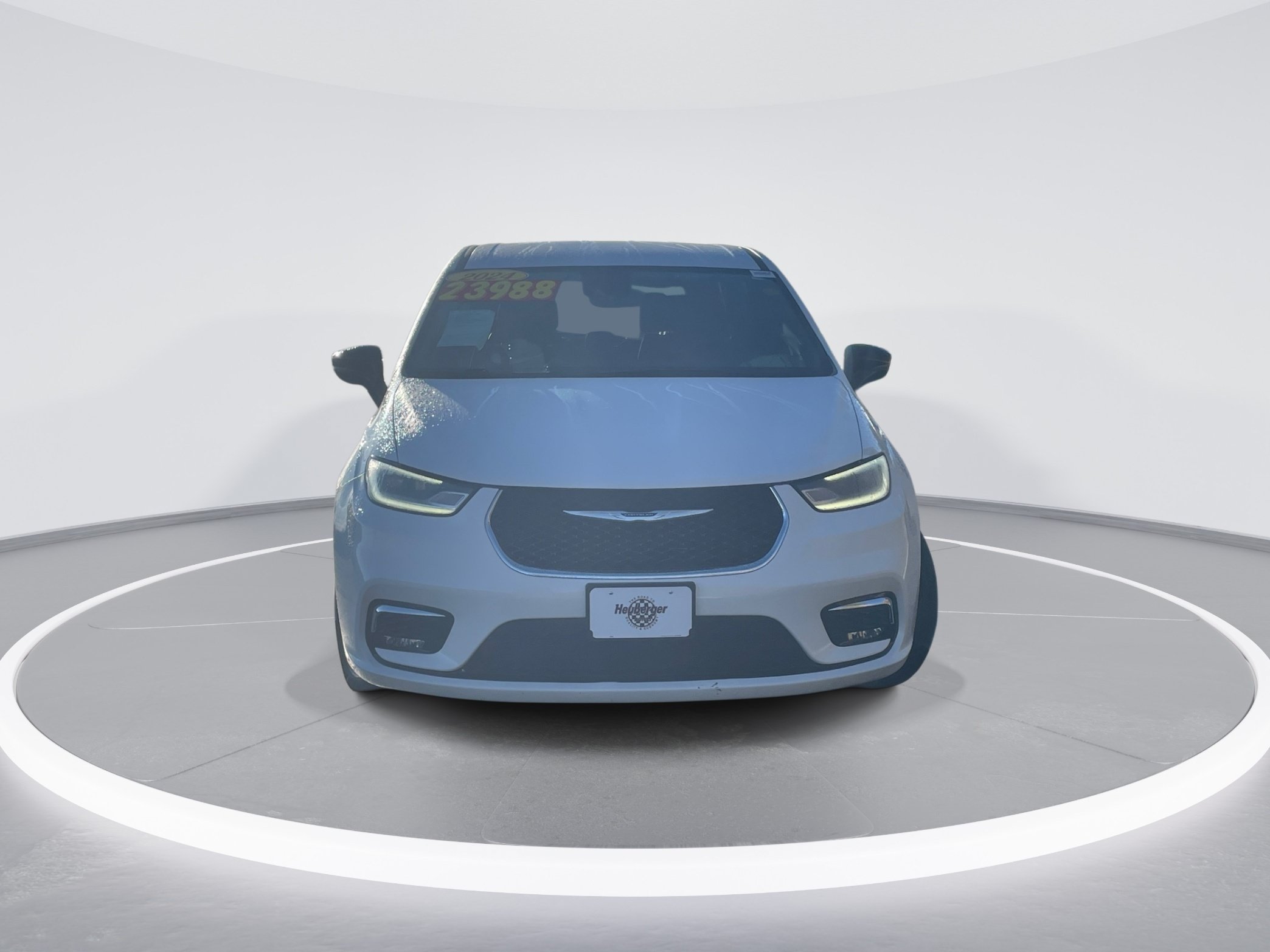 Used 2024 Chrysler Pacifica Touring FWD image 2