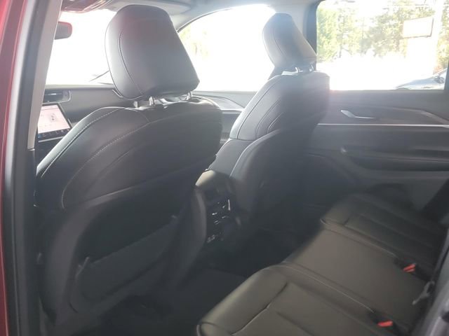 Used 2023 Jeep Grand Cherokee Limited w/ Black Appearance Package image 12