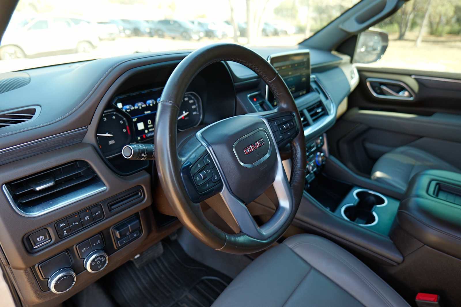 Used 2021 GMC Yukon XL SLT w/ SLT Luxury Plus Package image 9