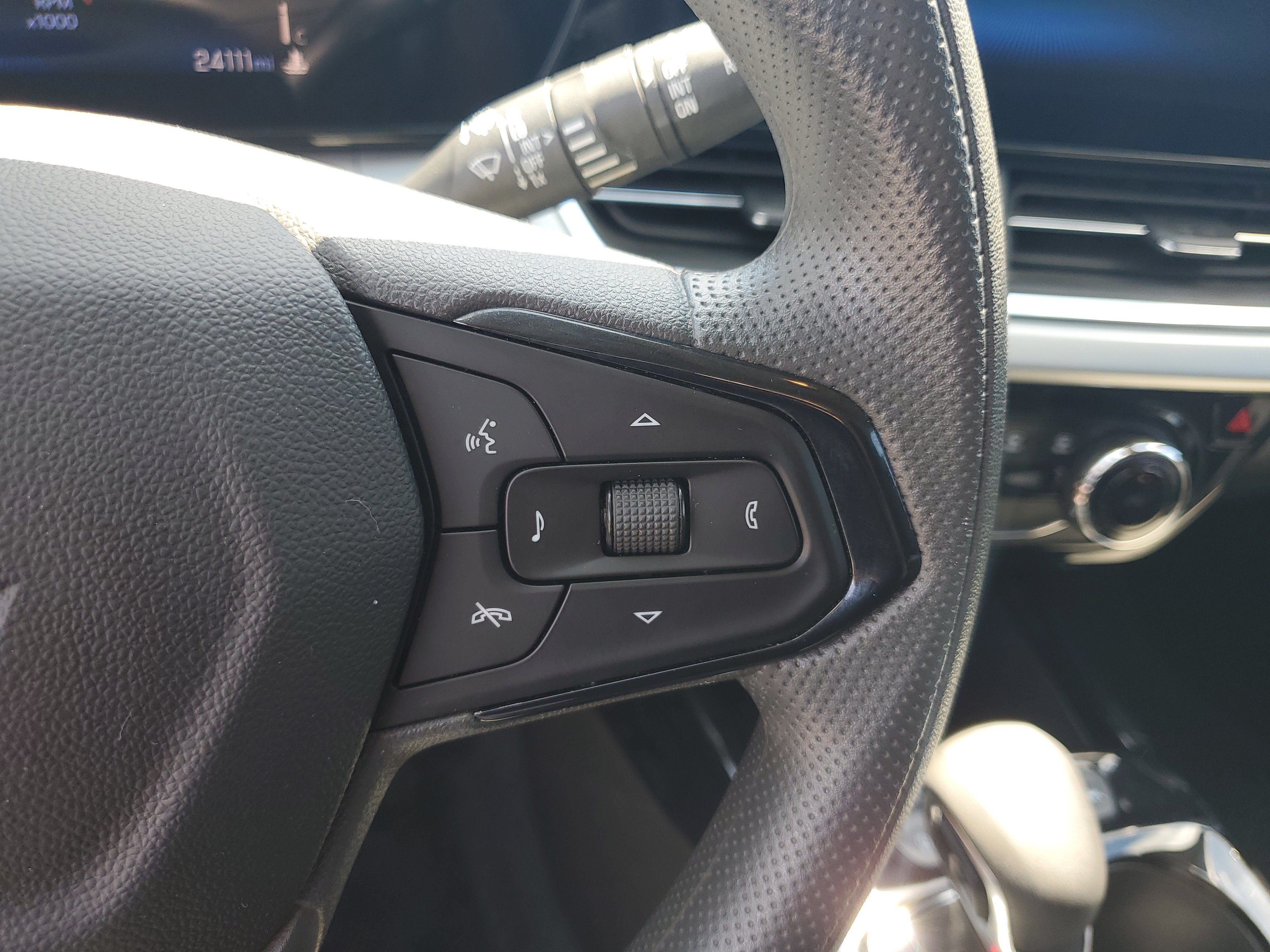 Used 2025 Chevrolet Trax LT FWD image 17