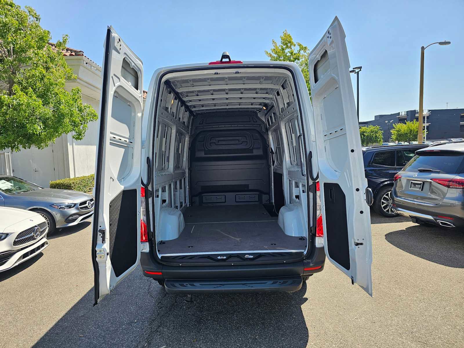Used 2025 Mercedes-Benz Sprinter 2500 image 18